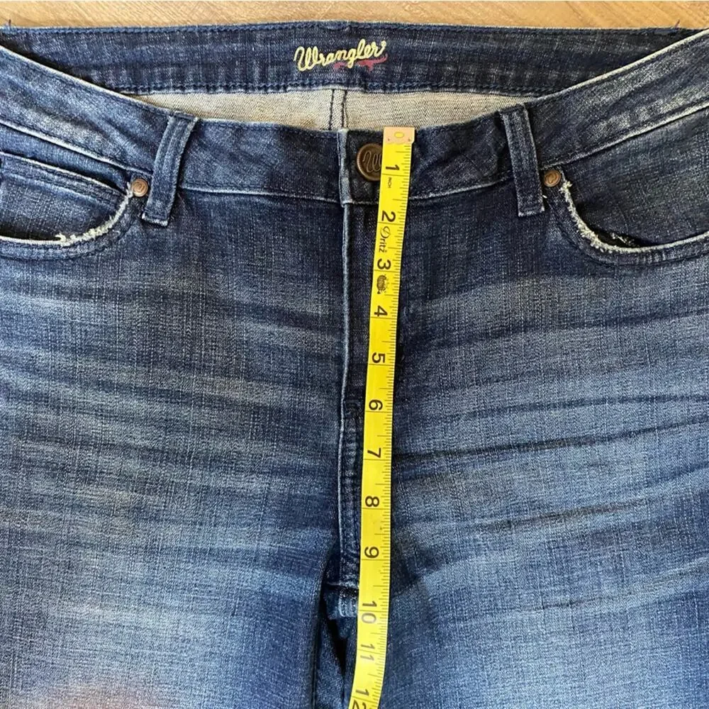 Wrangler Women's Sophia Mid-Rise Flare Leg Blue Jeans. Size 11 Regular Fit